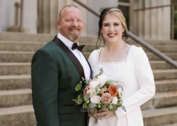 Couple Says ‘I Do’ on Courthouse Steps