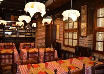 restaurant, tables, restaurant table, wine, bottles, red, white, venice, lampshade, brown wine, brown restaurant, brown table, brown bottle, restaurant, restaurant, restaurant, restaurant, restaurant