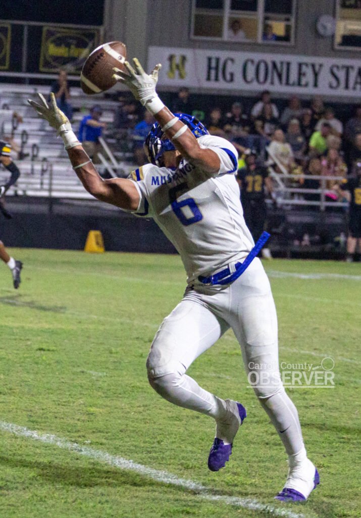 Huntingdon’s Owen King stretches for a pass attempt against Halls but can’t quite pull it in, during the Mustangs’ 49-6 home victory.